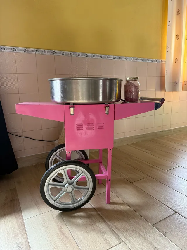 Máquina de algodão-doce cor de rosa, num carrinho com rodas, da Criar Eventos.