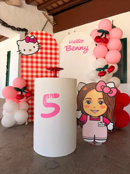 Arco de balões cor de rosa com tema Hello Kitty, montado pela Criar Eventos.